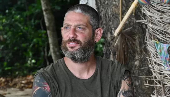 Edoardo Tavassi racconta come si facevano i bisogni all’Isola 16: “Una puzza di mer*a!” article-post