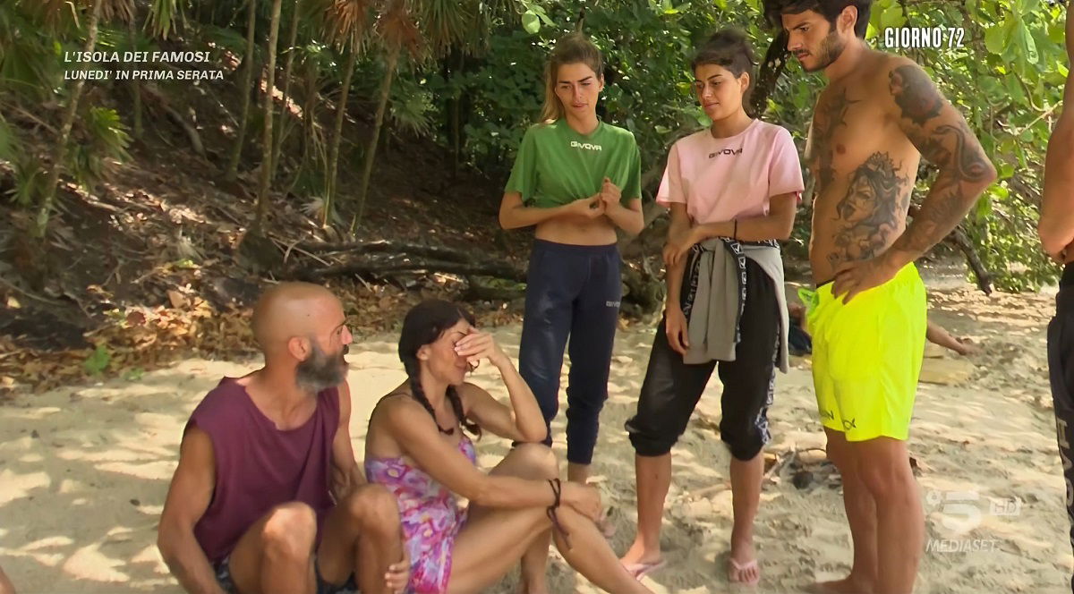 Isola 16, arriva la punizione per i naufraghi dopo la violazione del regolamento: ecco cosa hanno deciso gli autori article-post