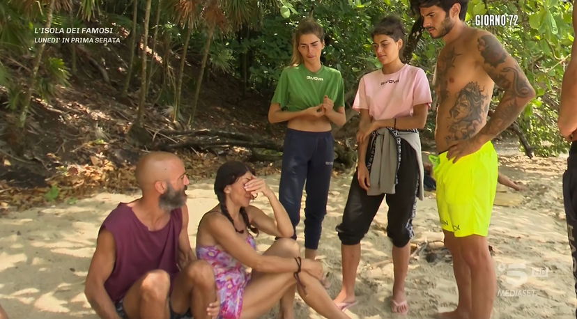 Isola 16, arriva la punizione per i naufraghi dopo la violazione del regolamento: ecco cosa hanno deciso gli autori preview