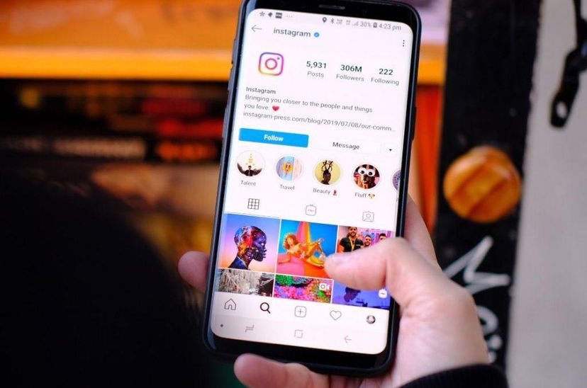 Influencer scrocconi, un notissimo volto dello spettacolo tuona: “È una moda allucinante, io non ho mai chiesto nulla gratis, ho sempre pagato!” preview