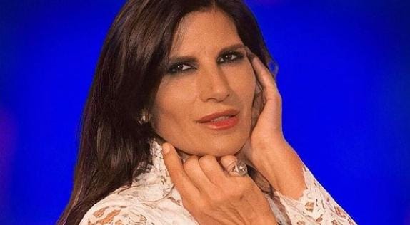 Pamela Prati spiega perché le danno fastidio le domande su Mark Caltagirone e fa un parallelismo con il caso di Roberto Cazzaniga preview