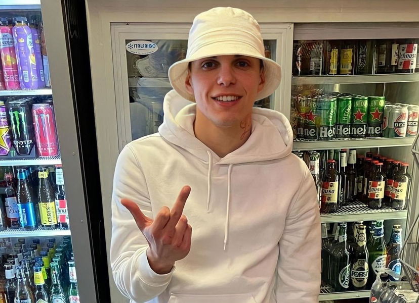 Rhove si scaglia contro il pubblico, un famoso frontman lo condanna: “Prima di tutto il rispetto” preview