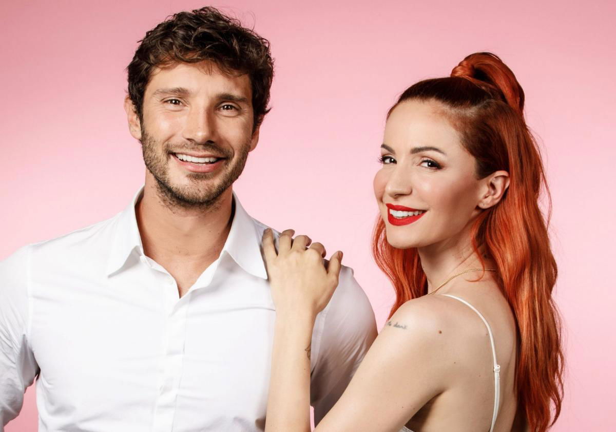 Andrea Delogu rivela come lei e Stefano De Martino hanno reagito alle voci di un presunto flirt tra di loro article-post