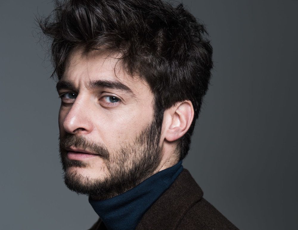 Lino Guanciale spiega perché la nuova fiction Sopravvissuti è speciale, poi svela in quale momento della sua vita si è sentito davvero fortunato article-post