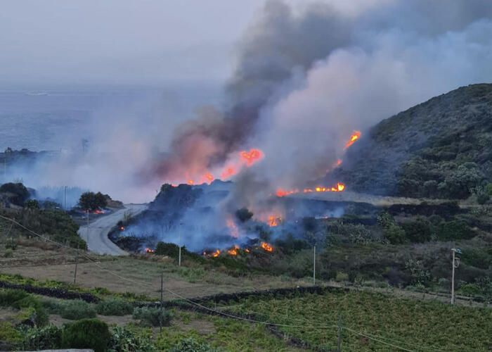 Pantelleria in fiamme, alcuni vip presenti sull’isola documentano il terribile incendio (Video) preview