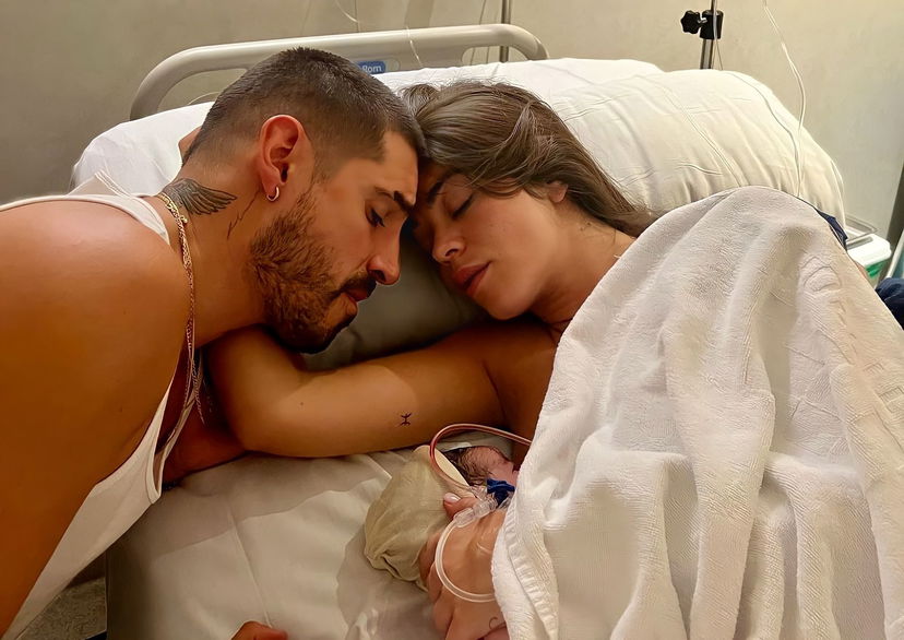 Fabio Colloricchio papà, Violeta Mangrinan pubblica la sua emozionata reazione a pochi istanti dal parto (Video) preview