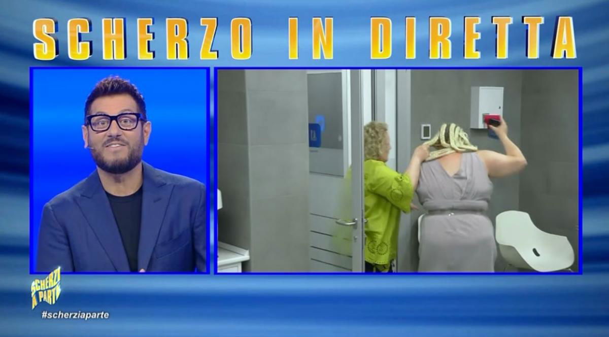 Katia Ricciarelli prende per i capelli un’attrice ma poi scopre di essere su Scherzi a Parte (Video) article-post