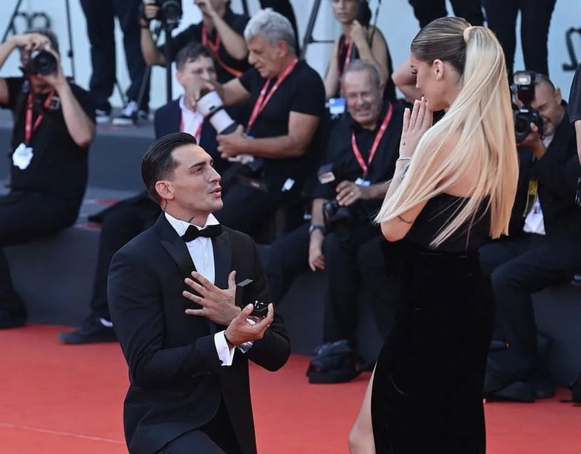 Venezia 79, un giornalista inglese ironizza sulla proposta di nozze di Alessandro Basciano a Sophie Codegoni: la risposta dell’ex vippone preview