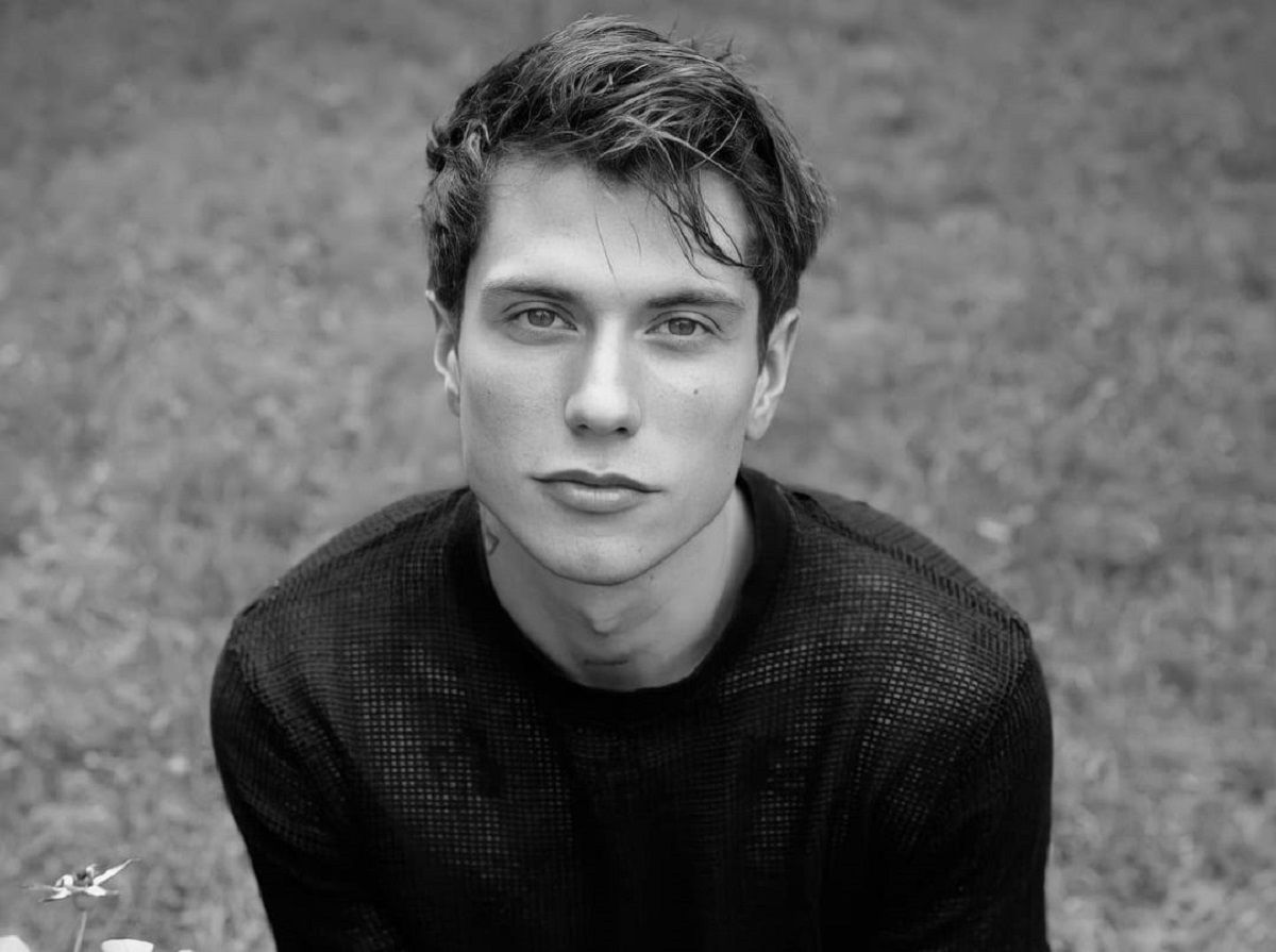 Un famoso cantante dopo anni in America torna a vivere in Italia e regala gioia ai fan article-post