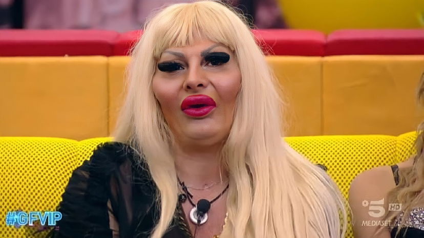 Gf Vip 7, famosa opinionista demolisce Elenoire Ferruzzi: “Lei perché è trans può fare di tutto e passare anche da vittima” preview