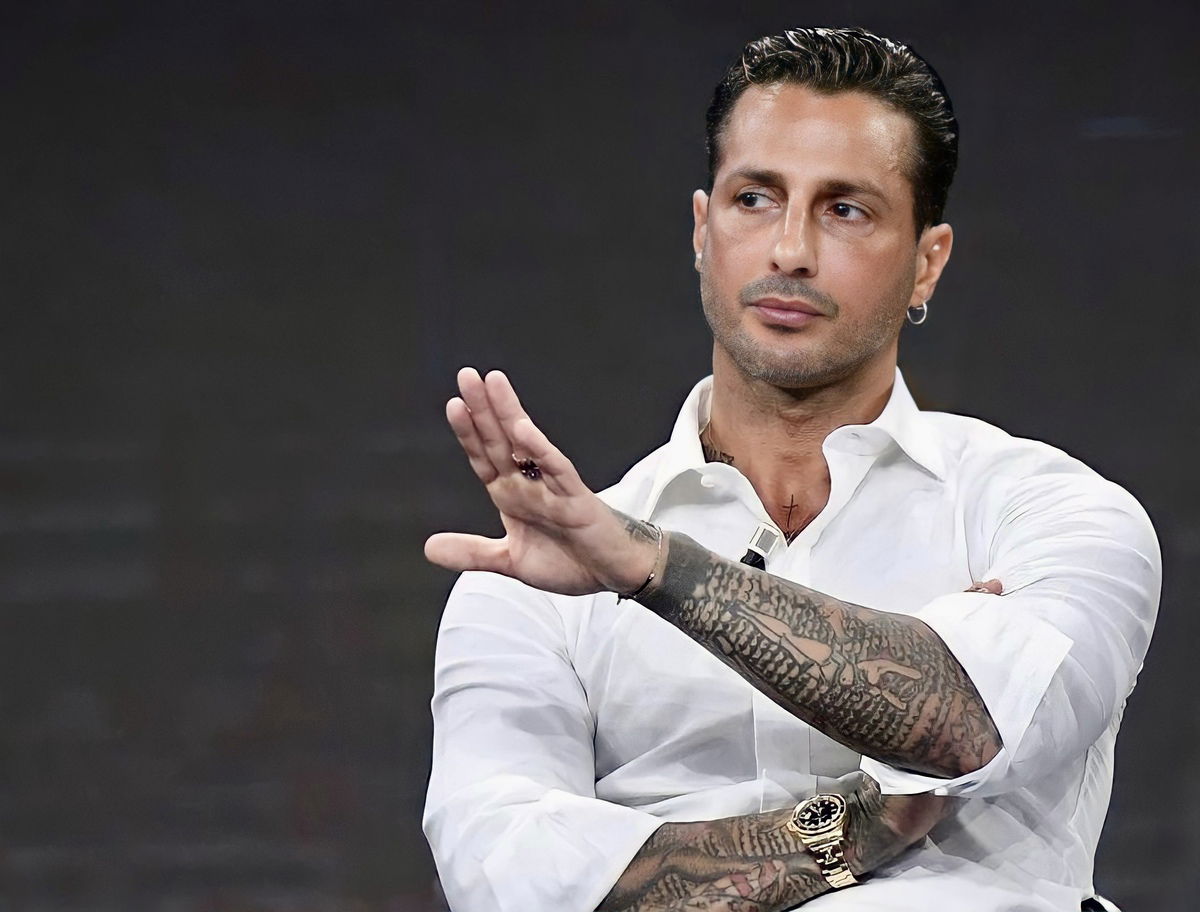 Fabrizio Corona dopo la chiusura del suo profilo Instagram scrive dall’account del figlio Carlos Maria: “Ecco cosa farò se mi bloccherete anche qui” article-post