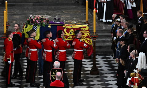 Elisabetta II, Re Carlo III in lacrime ai funerali della madre, ecco cosa ha scritto nel biglietto che ha lasciato sul feretro preview