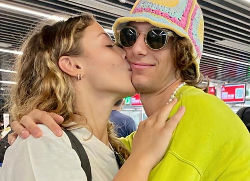 Amici 21, l’ultimo abbraccio tra Serena Carella e Albe prima della partenza della ballerina per New York preview