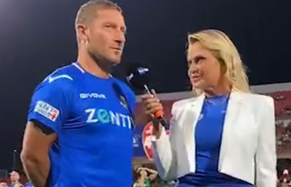 Simona Ventura alla partita del cuore chiede a Francesco Totti dove sia stato questa estate: la risposta dell’ex calciatore article-post