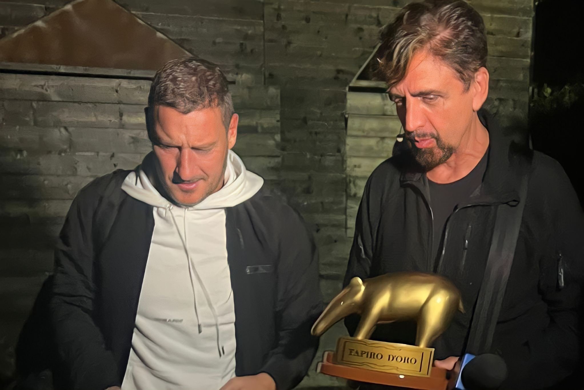 Striscia La Notizia, Francesco Totti riceve il Tapiro D’Oro a causa del presunto furto dei Rolex da parte di Ilary Blasi