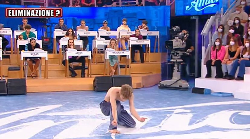 Amici 22, puntata del 23/10/22: Samuel Antinelli emoziona il pubblico ballando sulle note di una canzone di Michele Merlo. Asia Bigolin e Mattia Zenzola ultimi in classifica preview