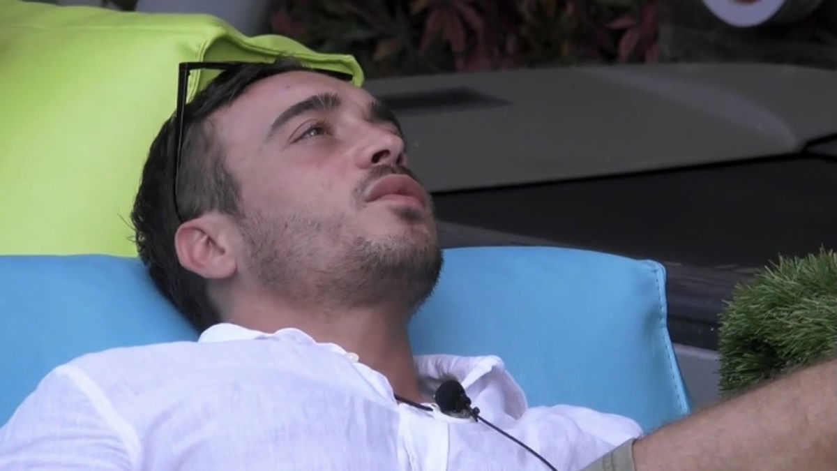 Gf Vip 7, Antonino Spinalbese parla del padre morto suicida: “Nessuno si era accorto che stesse male…” article-post