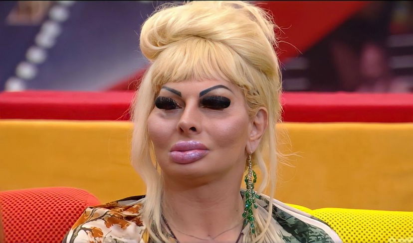 Grande Fratello, Elenoire Ferruzzi lapidaria: “So che gli ascolti vanno male e spero che vadano anche peggio perché…” preview