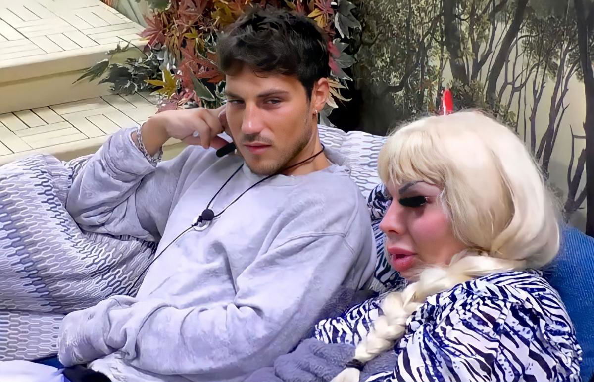 Gf Vip 7, Elenoire Ferruzzi infastidita da Daniele Dal Moro: “Sta sempre appiccicato a quella!” article-post