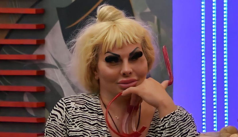 Gf Vip 7, Elenoire Ferruzzi racconta di essere stata tradita dall’ex fidanzato con una sua amica: “Ero un demonio!” preview