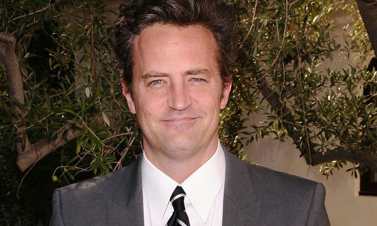 Friends, Matthew Perry: “Il mio colon è esploso a causa delle dipendenze, i medici mi avevano dato il 2% di chance di vita” article-post