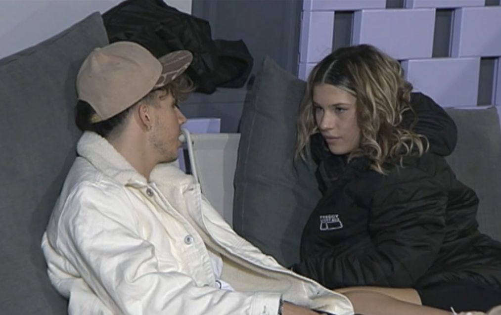 Amici 22, Maddalena Svevi nota un allontanamento di Mattia Zenzola, i due si confrontano e lui le spiega che… article-post