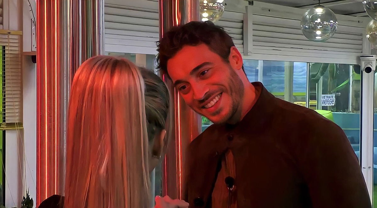 Gf Vip 7, Antonino Spinalbese ruba (di nuovo) un bacio a stampo a Oriana Marzoli: l’inaspettata reazione di lei article-post