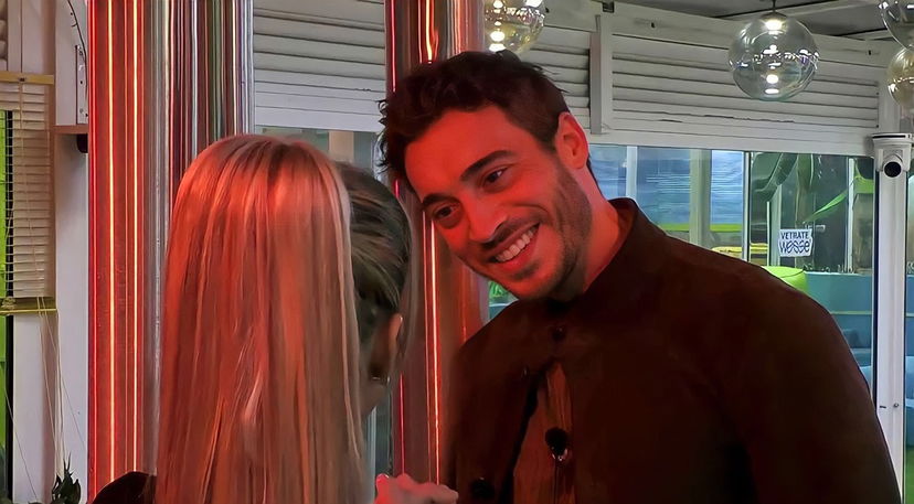 Gf Vip 7, Antonino Spinalbese ruba (di nuovo) un bacio a stampo a Oriana Marzoli: l’inaspettata reazione di lei preview