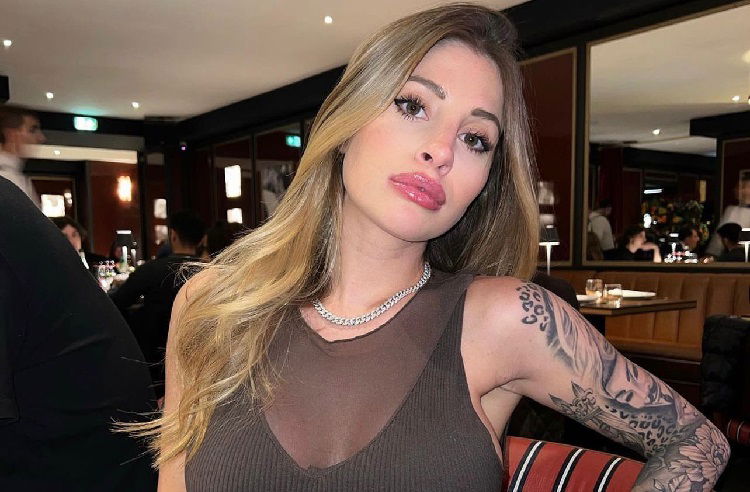 Chiara Nasti accusata di essere una ‘madre a metà’, lei replica piccata: “Mi vergogno per voi, vi auguro…” article-post