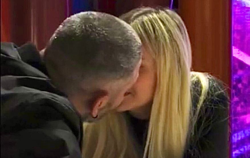 Gf Vip 7, Edoardo Tavassi dà un bacio a stampo a Micol Incorvaia (che non si sposta): “Potrei anche innamorarmi di lei” article-post