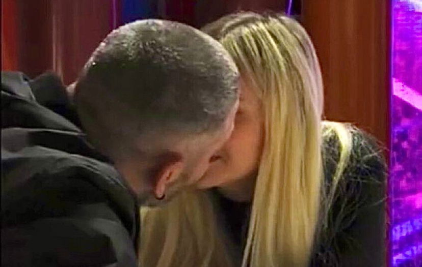 Gf Vip 7, Edoardo Tavassi dà un bacio a stampo a Micol Incorvaia (che non si sposta): “Potrei anche innamorarmi di lei” preview