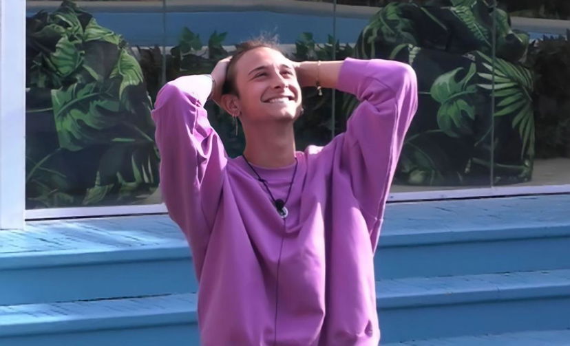 Gf Vip 7, la particolare reazione dello staff di Ciupilan all’aereo arrivato per lui: “Prendiamo le distanze!” preview