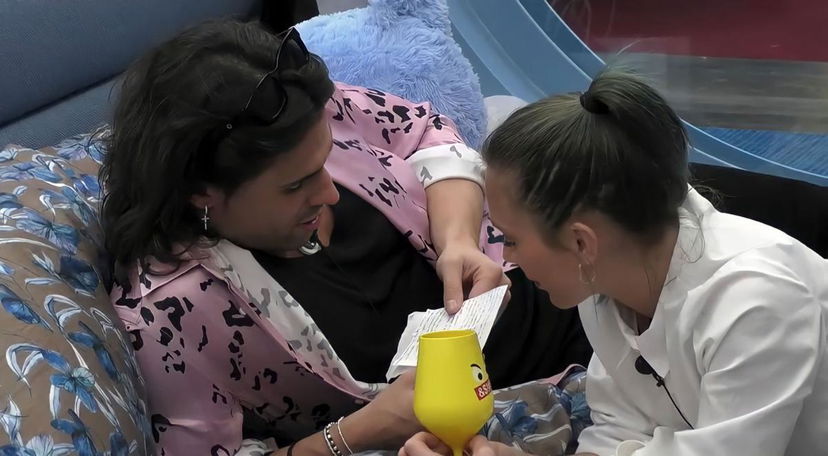 Gf Vip 7, Nikita Pelizon consegna un bigliettino a Luca Onestini: la reazione di lui preview