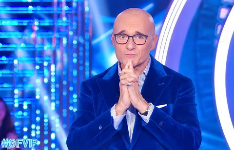 Alfonso Signorini, parlano i suoi avvocati dopo l’apertura dell’indagine per violenza sessuale ed estorsione: “Non sarebbe capace di violenza nemmeno contro una zanzara d’estate” preview