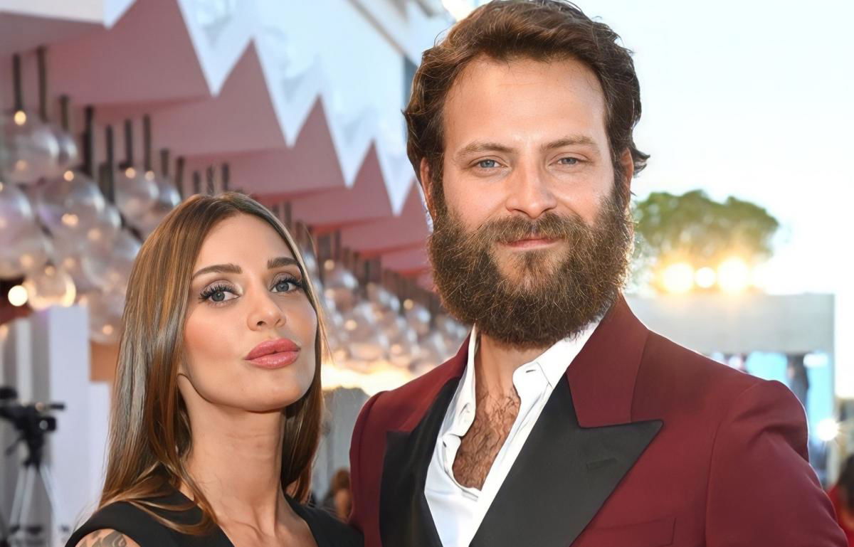 Alessandro Borghi e Irene Forti aspettano il loro primo bebè: il video del pancione sfoggiato durante la presentazione del film “Le otto montagne” article-post