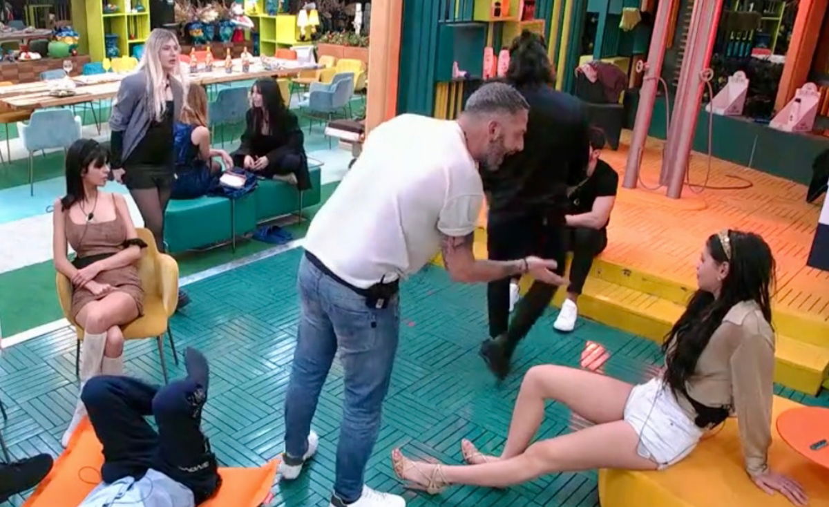 Gf Vip 7, Antonella Fiordelisi e gli Incorvassi ai ferri corti: “Ma perché rompi i cogli*ni e non ti fai i ca**i tuoi una volta?” article-post