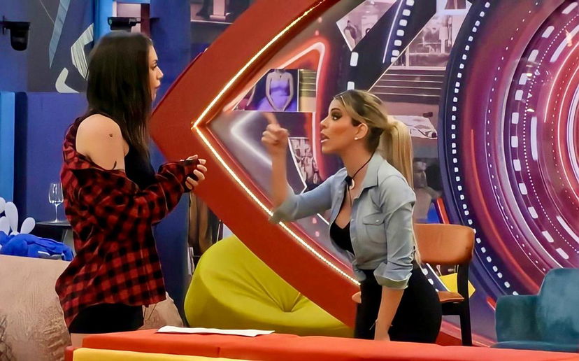 Gf Vip 7, scontro di fuoco tra Oriana Marzoli e Antonella Fiordelisi che sbotta: “Come faceva Antonino Spinalbese a prendersi una come te?” preview