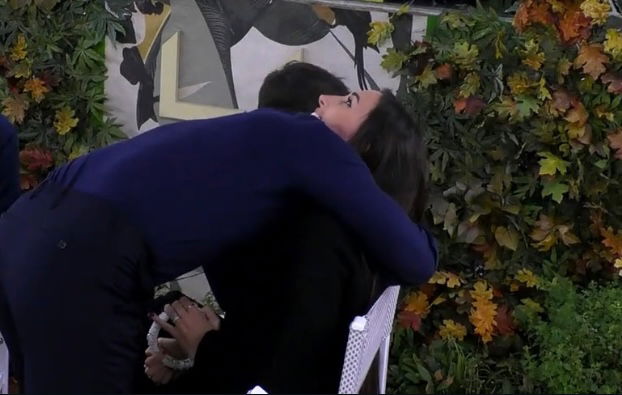 Gf Vip 7, Antonino Spinalbese a sorpresa abbraccia Giaele De Donà e cerca la riappacificazione, ma lei… preview