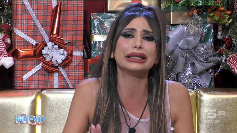 Gf Vip 7, Sarah Altobello urla di dolore nella notte: “Mi sono rotta una costola!” preview