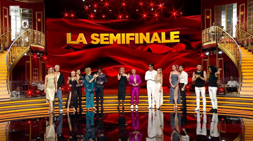 Ballando con le Stelle 17, nona puntata: nervi tesissimi tra Carolyn Smith e Selvaggia Lucarelli, le coppie che (a sorpresa) accedono alla finale sono… preview