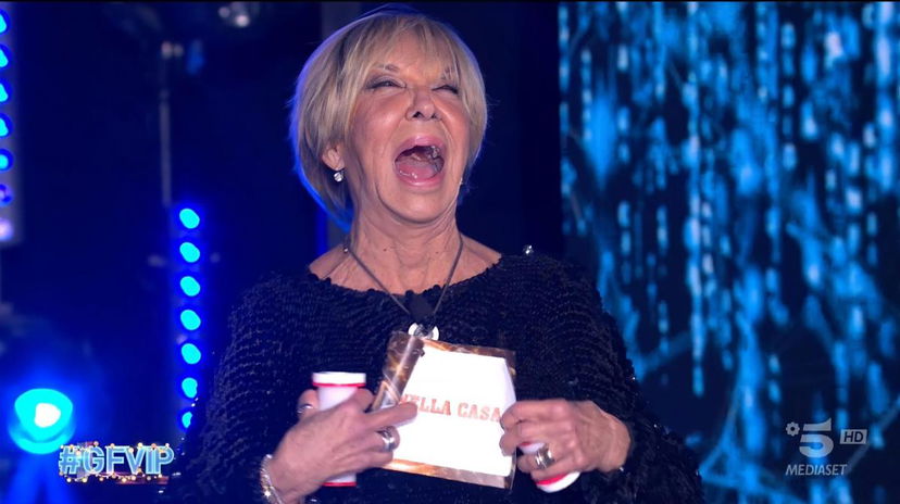 Gf Vip 7, ventiseiesima puntata: eliminata Wilma Goich che ha il biglietto di ritorno e rientra in Casa, Patrizia Rossetti abbandona il reality. I nominati sono… preview