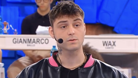 Amici 22, Tommy Dali torna sui social dopo essere stato eliminato in seguito al Capodanno gate: “Mi prendo le mie responsabilità e…” article-post