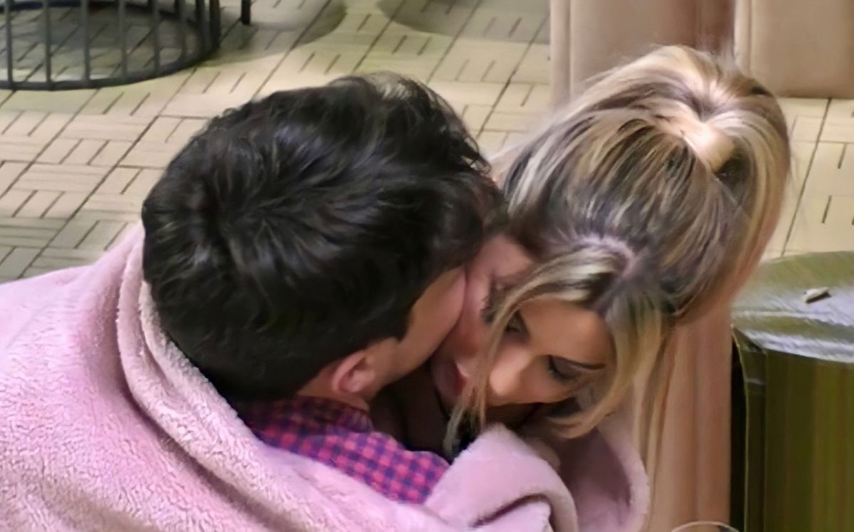 Gf Vip 7, Oriana Marzoli si dichiara a Daniele Dal Moro: “Se vuoi facciamo le cose piano come dici tu, ma io sento che…” article-post