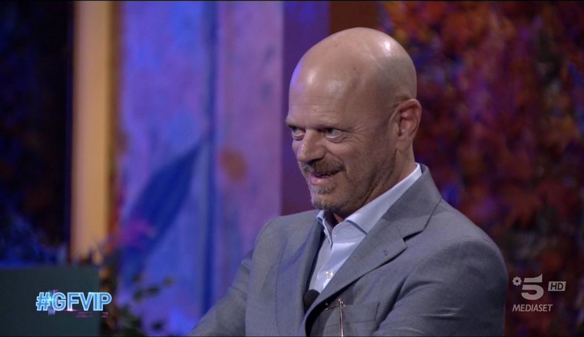 Gf Vip 7, il padre di Antonella Fiordelisi scatena l’ennesima polemica social: “La concorrente che più mi sta sui maroni è…” article-post