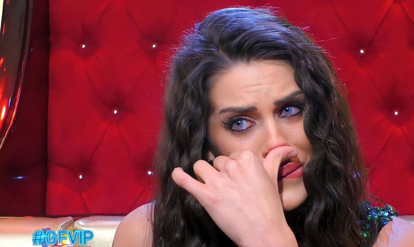 Gf Vip 7, Alfonso Signorini mette Antonella Fiordelisi con le spalle al muro: “Se ti senti vittima di bullismo esci dalla Casa” preview