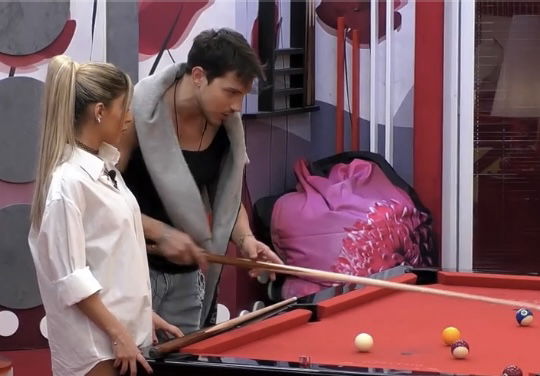 Gf Vip 7, Oriana Marzoli gioca e scherza con Daniele Dal Moro ma finiscono per litigare (Video) preview