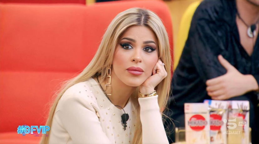 Gf Vip 7, Oriana Marzoli smaschera un Vippone? La segnalazione: “Ha ammesso di avere il telefono, lo sappiamo tutti!” preview