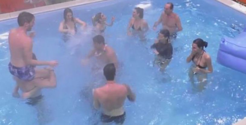 Gf Vip 7, festa in piscina nella Casa: scatta il bacio tra due Vippone preview