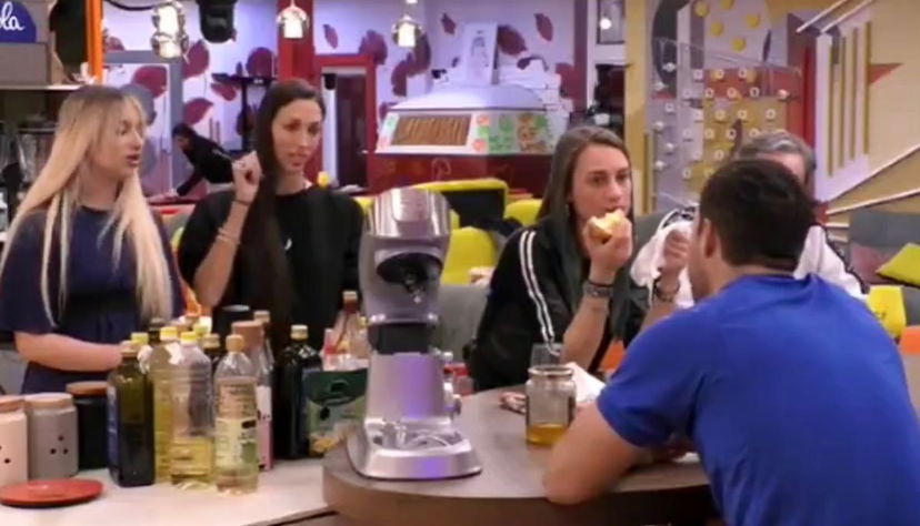 Gf Vip 7, Giaele De Donà: “Sono 4 mesi che Antonino Spinalbese dice che se ne vuole andare, la porta rossa è là!” preview