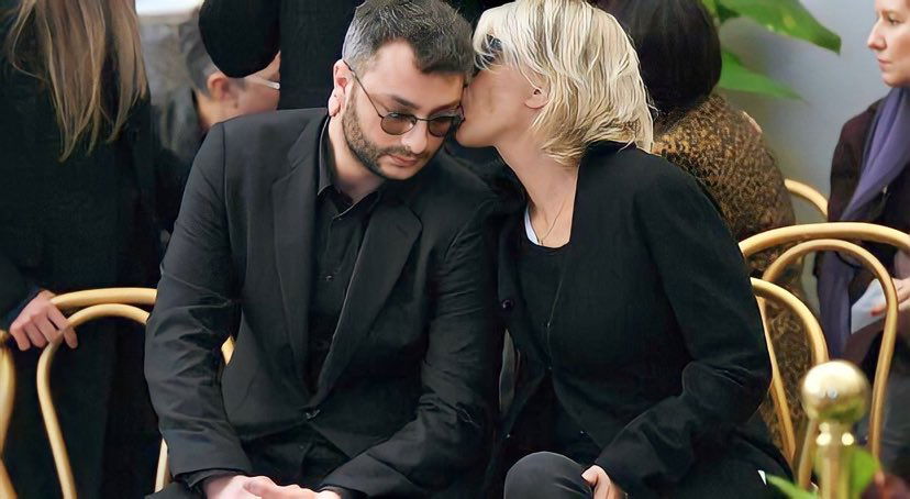 Maria De Filippi con il figlio Gabriele alla camera ardente di Maurizio Costanzo: molti i vip presenti preview